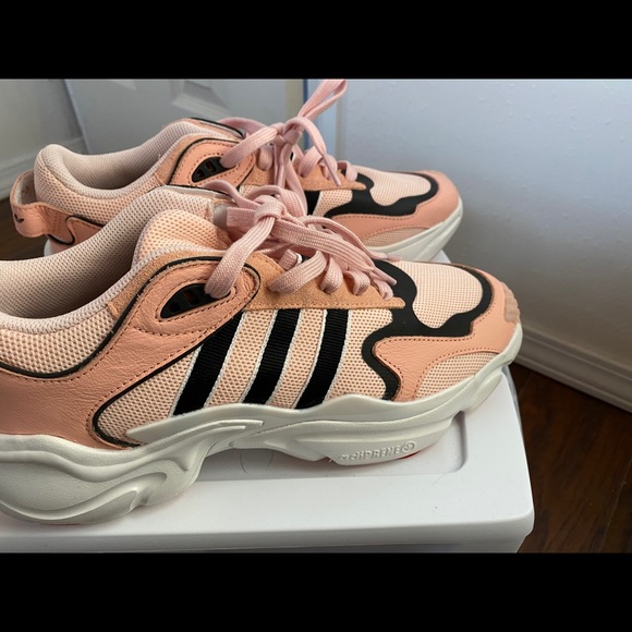 Chunky adidas sneakers - Picture 1 of 6